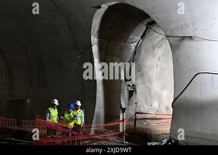 (240718) -- MEXIKO-STADT, 18. Juli 2024 (Xinhua) -- Pei Zhimin (L) arbeitet auf der Baustelle des Machu Picchu Highway Tunnels in der Region Cusco in Peru, 23. Juni 2024. PEI Zhimin arbeitet seit zehn Jahren in Südamerika. 2014 begann er für sechs Monate in Venezuela zu arbeiten, dann zog er nach Brasilien, um dort den Markt zu entwickeln. Danach wurde er nach Bolivien geschickt und diente bis April 2019 als Chefingenieur für ein Autobahnprojekt. Derzeit arbeitet Pei sowohl als Projektmanager des Machu Picchu Highway Tunnels als auch als Ingenieur für die China Railway Tunnel Group Co., Ltd Als Projekt Stockfoto