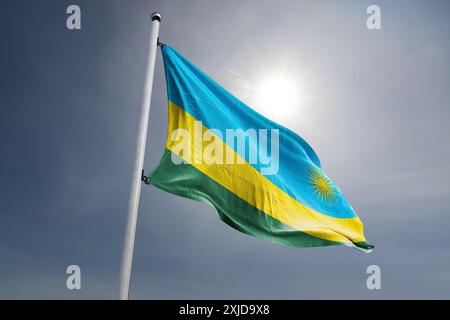 Die Flagge Ruandas die Flagge hat drei Farben: Blau, gelb und grün Stockfoto