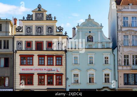 Bunte Patrizierhäuser am Platz der Republik in Pilsen, Böhmen, Tschechien. Stockfoto