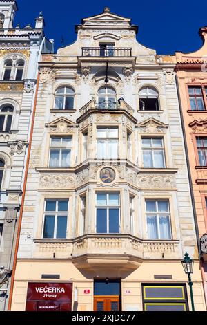 Bunte Patrizierhäuser am Platz der Republik in Pilsen, Böhmen, Tschechien. Stockfoto