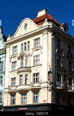 Bunte Patrizierhäuser am Platz der Republik in Pilsen, Böhmen, Tschechien. Stockfoto