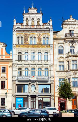 Bunte Patrizierhäuser am Platz der Republik in Pilsen, Böhmen, Tschechien. Stockfoto