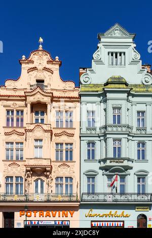 Bunte Patrizierhäuser am Platz der Republik in Pilsen, Böhmen, Tschechien. Stockfoto