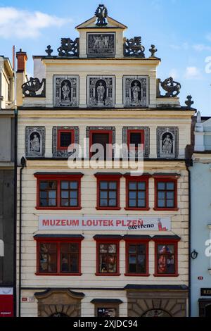 Bunte Patrizierhäuser am Platz der Republik in Pilsen, Böhmen, Tschechien. Stockfoto