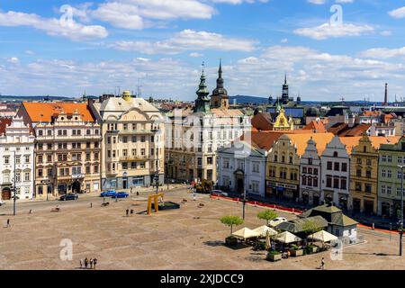 Erhöhter Blick auf den Platz der Republik in Pilsen (Plzeň), Böhmen, Tschechische Republik. náměstí Republiky (Platz der Republik) befindet sich im historischen Zentrum Stockfoto