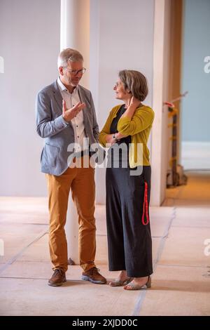 Oberbürgermeister Dr. Stefan Fassbinder l. im Gespräch mit der stellvertretenden Direktorin und Kunsthistorikerin Dr. Birte Frenssen GER, Hansestadt Greifswald, HGW, Pommersches Landesmuseum, PLM, Richtfest, Galerie der Romantik, Kunst, Kultur *** Oberbürgermeister Dr. Stefan Fassbinder l im Gespräch mit der stellvertretenden Direktorin und Kunsthistorikerin Dr. Birte Frenssen GER, Hansestadt Greifswald, HGW, Landesmuseum Pommern, PLM, Richtfest, Galerie der Romantik, Kunst, Kultur Stockfoto