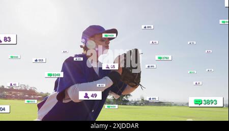 Bild der digitalen Datenverarbeitung über birassische Baseballspielerin auf dem Feld Stockfoto