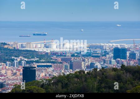 Querformat. Vom Naturpark Collserola zum Hafen von Barcelona. Barcelona, Katalonien, Spanien. Stockfoto