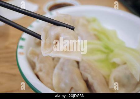 Schließen Sie frische gekochte Teigtaschen. Chinesische Knödel zum Abendessen/Mittagessen. Traditionelle chinesische Küche. Stockfoto