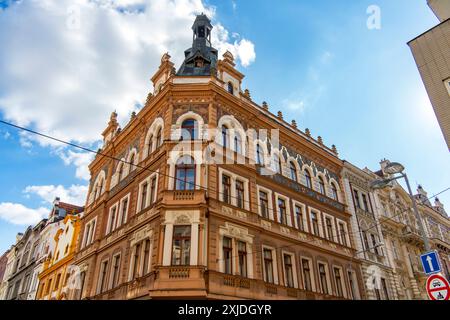 Farbenfrohes Haus an der Sedlackova Straße in Pilsen, Böhmen, Tschechien. Stockfoto