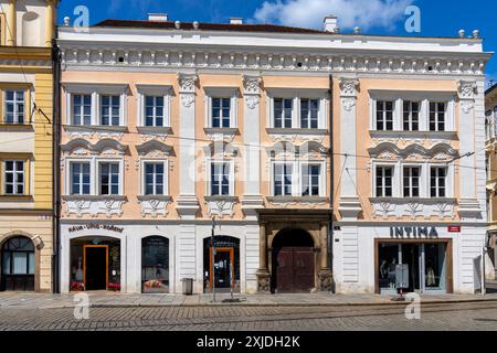 Bunte Patrizierhäuser am Platz der Republik in Pilsen, Böhmen, Tschechien. Stockfoto