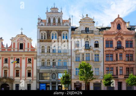 Bunte Patrizierhäuser am Platz der Republik in Pilsen, Böhmen, Tschechien. Stockfoto