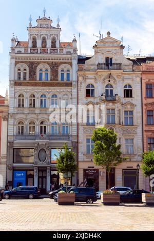 Bunte Patrizierhäuser am Platz der Republik in Pilsen, Böhmen, Tschechien. Stockfoto