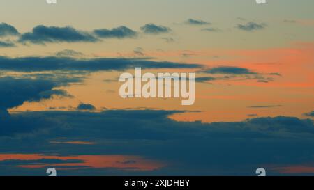 Zeitraffer. Wunderbarer Blick auf Himmel und Wolken mit Sonne von oben. Rote lila orange blau rosa Sonnenuntergang Wolke Stockfoto