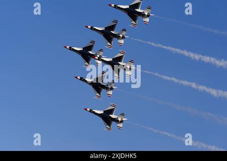 Sechs USAF Thunderbirds F‑16-Kampfflugzeuge fliegen in Präzisionsformation über dem Kopf, United States Air Force Air Demonstration Squadron. Stockfoto