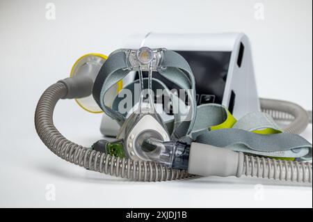 CPAP-Gerät mit Maske und Schlauch für Menschen mit Schlafapnoe, Atemwege, oder Atemstörung Stockfoto
