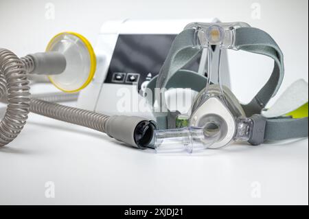CPAP-Gerät mit Maske und Schlauch für Menschen mit Schlafapnoe, Atemwege, oder Atemstörung Stockfoto