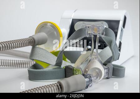 CPAP-Gerät mit Maske und Schlauch für Menschen mit Schlafapnoe, Atemwege, oder Atemstörung Stockfoto