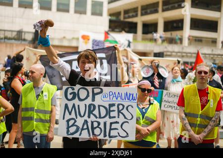 Milwaukee, Usa. Juli 2024. Anti-Abtreibung-Gegendemonstratoren protestieren während einer Demonstration gegen Präsident Donald Trump vor dem FinServ Forum am ersten Tag der Republican National Convention (RNC) in Milwaukee, Wisconsin. Die Konvention findet wie geplant statt, trotz des Attentats auf Trump wird er die Präsidentschaftskandidaten seiner Partei annehmen. Quelle: SOPA Images Limited/Alamy Live News Stockfoto