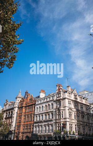 London, UK - 09. Oktober 2023 : Ein flacher Blick auf mehrere historische Gebäude in London, Großbritannien. Die Gebäude sind reich verziert, mit großen Fenstern, kunstvoll Stockfoto