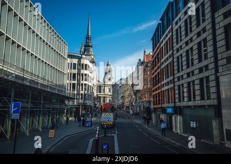 London, UK - 09. Oktober 2023 : Blick auf eine Londoner Straße mit einem roten Bus und hohen Gebäuden. Stockfoto