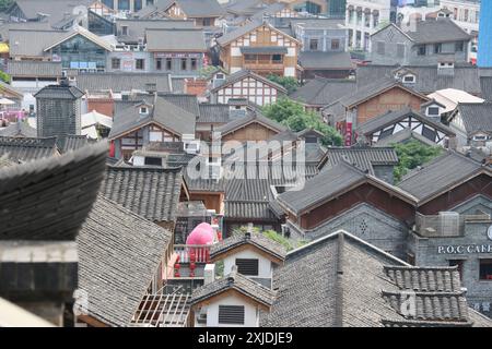 "Reflexionen über den Yangtse: Chongqings prächtige Momente" Stockfoto