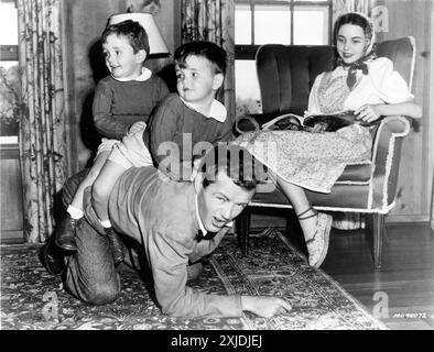 ROBERT WALKER und seine Ehefrau JENNIFER JONES zu Hause 1943 mit ihren beiden Söhnen MICHAEL und ROBERT im Alter von 2 und 3 Jahren Publicity für Metro Goldwyn Mayer (MGM) Stockfoto