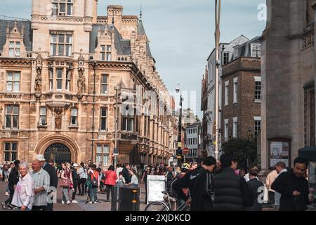 Cambridge, Großbritannien - 8. Oktober 2023 : Eine geschäftige Straße in Cambridge, Großbritannien, mit historischen Gebäuden, kunstvoller Architektur und Menschen, die vorbeilaufen. Stockfoto