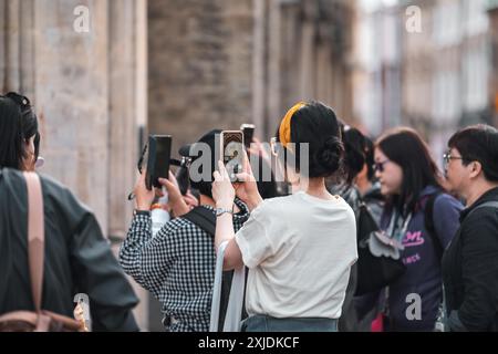 Cambridge, Großbritannien - 8. Oktober 2023 : Touristen machen Fotos von der berühmten King's College Chapel in Cambridge, Großbritannien. Stockfoto