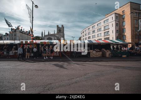 Cambridge, Großbritannien - 8. Oktober 2023 : Ein Straßenmarkt mit Imbissständen und Händlern vor dem Hintergrund historischer Gebäude in Cambridge, Großbritannien. Stockfoto