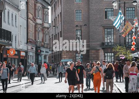 Cambridge, UK - 8. Oktober 2023 : Eine geschäftige Straßenszene in Cambridge, Großbritannien, mit Menschen, die an Geschäften und Gebäuden vorbeilaufen. Stockfoto