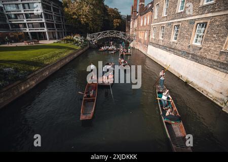 Cambridge, UK - 8. Oktober 2023 : Ein Kanal in Cambridge, Großbritannien, mit einer gemütlichen Punt-Fahrt. Stockfoto