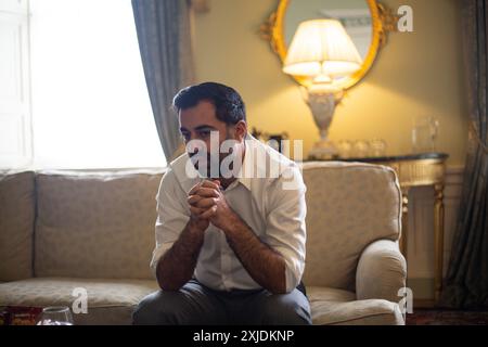 Der erste schottische Minister Humza Yousaf fotografierte am 12. Oktober 2023 in seiner offiziellen Residenz im Bute House in Edinburgh, Schottland. Stockfoto