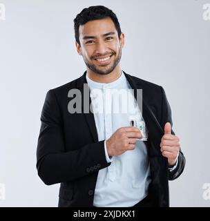Geld, Tasche und Porträt eines glücklichen Geschäftsmannes im Studio für Gewinn, Investition und finanziellen Bonus. Unternehmen, Fachleute und Mitarbeiter mit Bargeld für Stockfoto