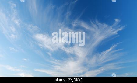 Zeitraffer. Cirrus Wolken fliegen langsam auf dem wunderschönen blauen Himmel Horizont Hintergrund. Stockfoto