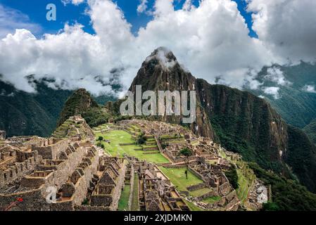 Ein atemberaubender Blick auf das historische Heiligtum von Machu Picchu hoch in den Anden in Peru an einem sonnigen Tag Stockfoto