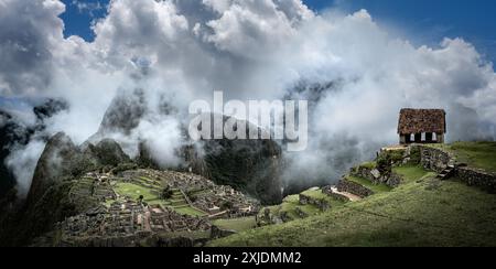 Ein atemberaubender Blick auf das historische Heiligtum von Machu Picchu mit Wolken, die die antiken Ruinen an einem sonnigen Tag in Peru umhüllen Stockfoto