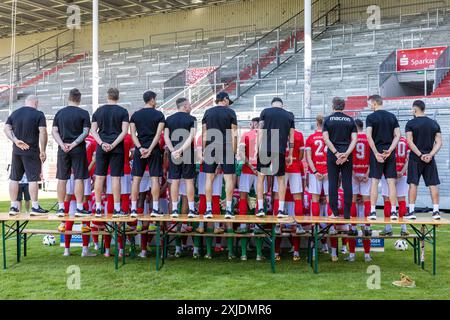 Cottbus, Deutschland. Juli 2024. Spieler und Funktionäre des FC Energie Cottbus posieren für ein Teamfoto im LEAG Energie Stadion. Energie Cottbus gewann in der letzten Saison die Regionalliga Nordost und wurde in die dritte Bundesliga befördert. Vermerk: Frank Hammerschmidt/dpa/Alamy Live News Stockfoto