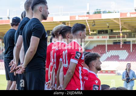 Cottbus, Deutschland. Juli 2024. Spieler und Funktionäre des FC Energie Cottbus posieren für ein Teamfoto im LEAG Energie Stadion. Vermerk: Frank Hammerschmidt/dpa/Alamy Live News Stockfoto