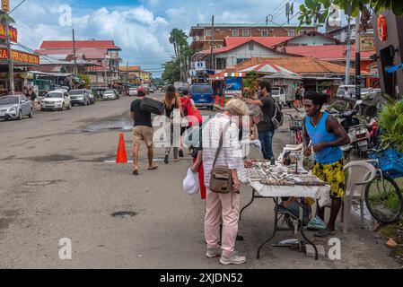 Straßenszene in der Innenstadt von Bocas del Toro, Panama Stockfoto