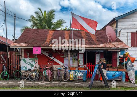 Straßenszene in der Innenstadt von Bocas del Toro, Panama Stockfoto