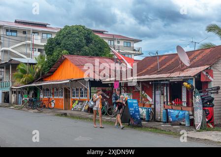 Straßenszene in der Innenstadt von Bocas del Toro, Panama Stockfoto