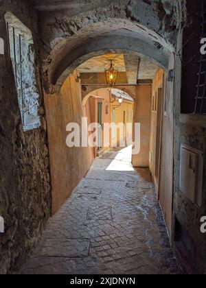 Unterirdische Passage, Rue Obscure, Villefranche sur Mer, Frankreich. Stockfoto