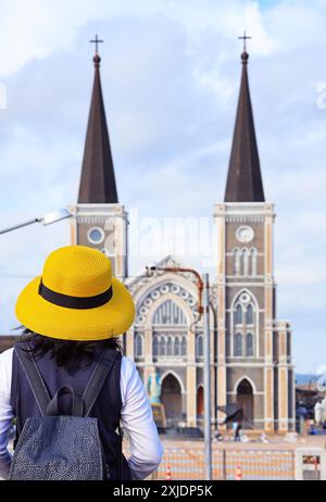 Weibliche Reisende, die von der Kathedrale der Unbefleckten Empfängnis in Chanthaburi, der östlichen Region Thailands, beeindruckt sind Stockfoto