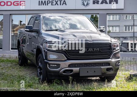 OSTRAVA, TSCHECHISCHE REPUBLIK - 21. SEPTEMBER 2023: Händler von RAM American Cars mit grauem RAM 1500 Lkw Stockfoto