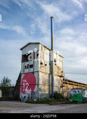 ROSKILDE, DÄNEMARK - 30. OKTOBER 2014: Alte Industriehalle Hal 12 in Roskilde, Dänemark, wo sich der Skatepark befindet Stockfoto