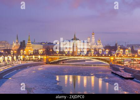 Moskauer Kreml und der gefrorene Moskauer Fluss bei Sonnenaufgang im Winter. Pink Sky mit Wolken. Russland. Stockfoto