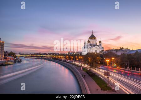 Kathedrale Christi des Erlösers, Patriarshy-Brücke und Verkehrswege bei Sonnenuntergang. Moskau, Russland Stockfoto