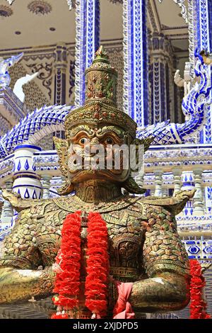 Statue von Vessavana, eine Gottheit des Reichtums und des Schutzes im Wat Pak Nam Khaem Nu oder im Blauen Tempel, Chanthaburi, Thailand Stockfoto