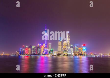 Beleuchtete Panorama-Skyline von Shanghai bei Nacht. Lujiazui Financial District und Huangpu River. Blick vom Bund Embankment. China. Stockfoto
